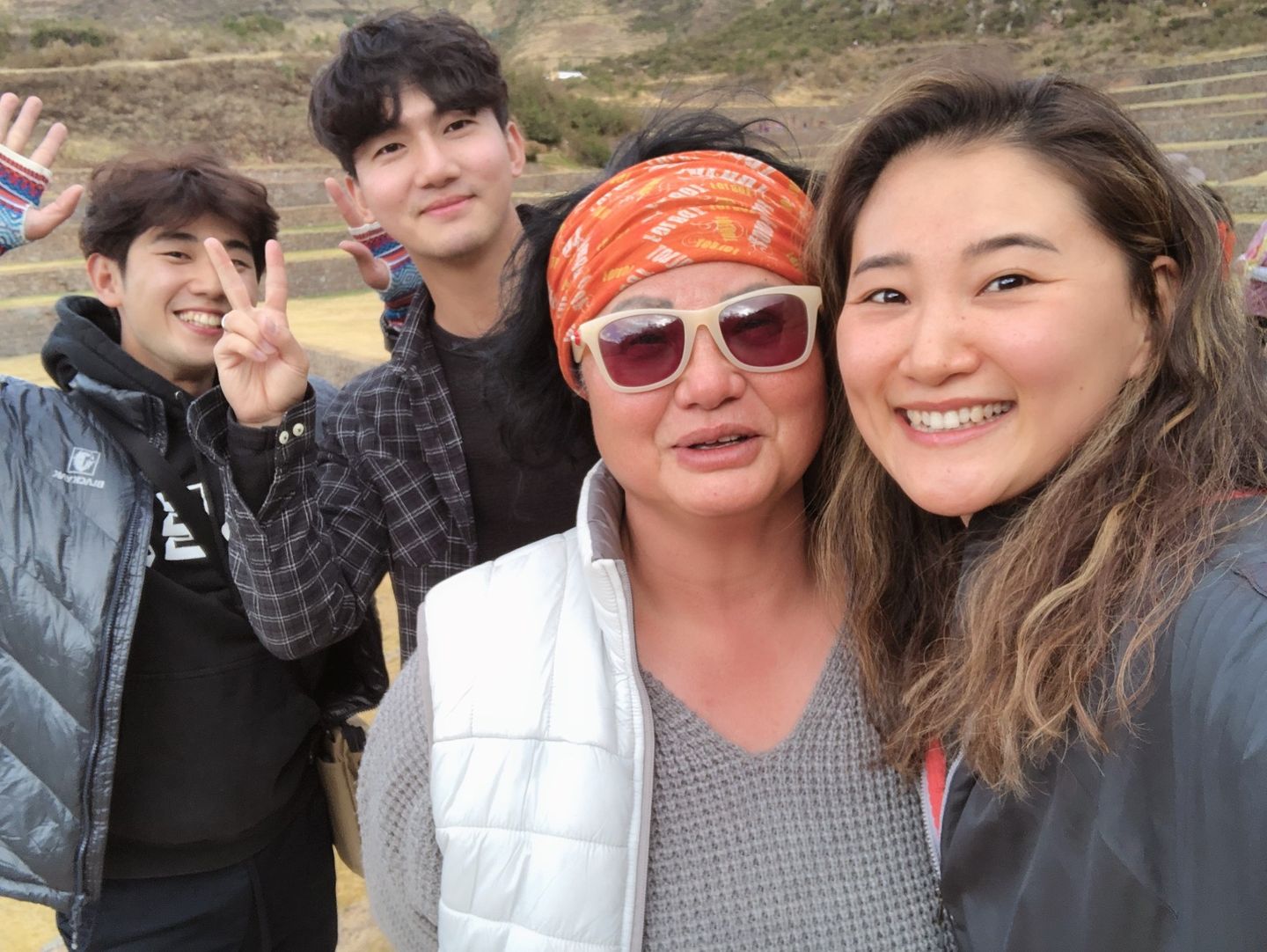 이모와 손님들이 함께 찍은 사진