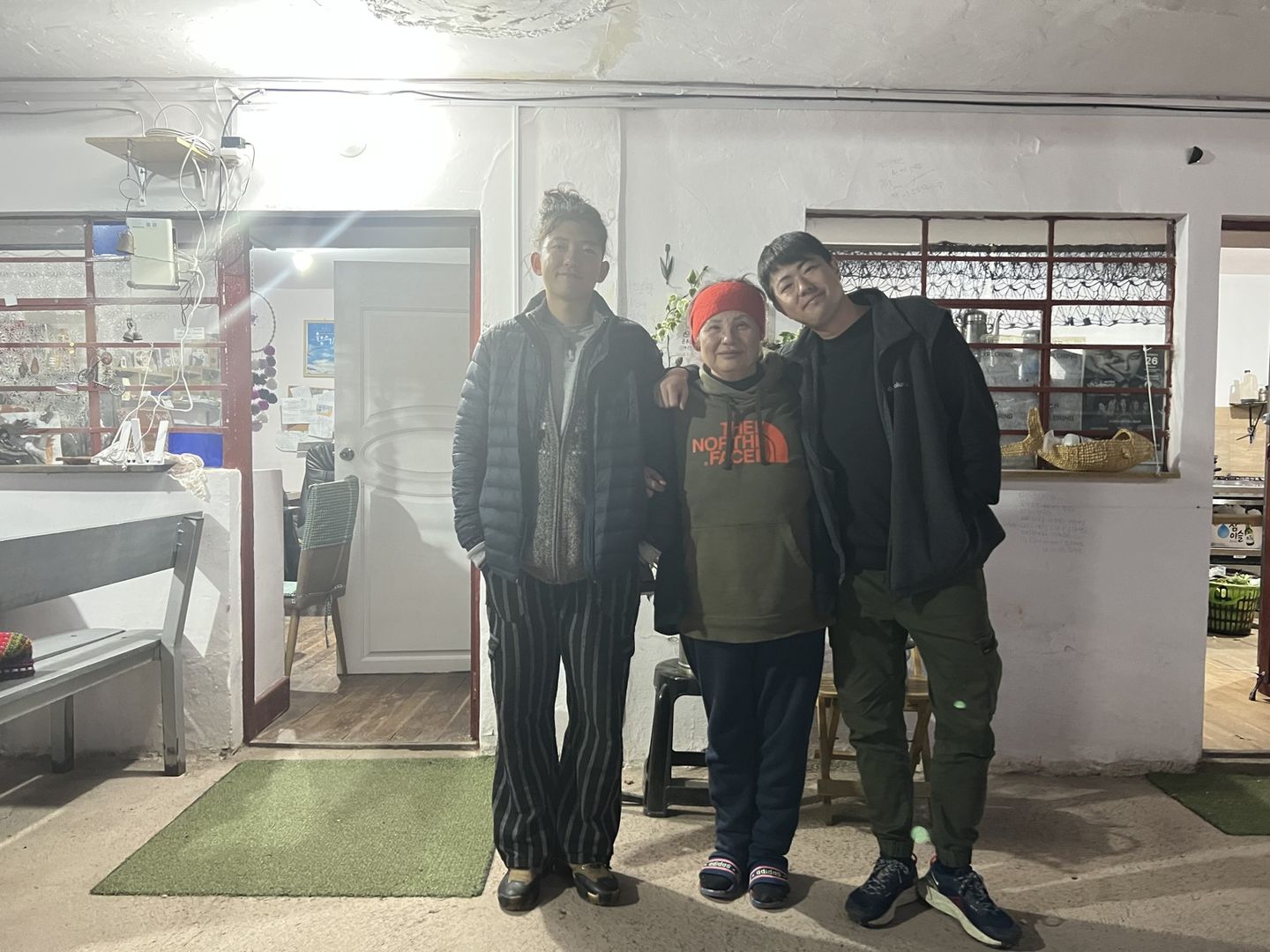 집 앞에서 이모와 손님 두 분