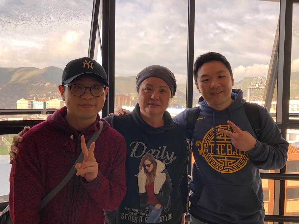 창가에서 이모와 손님 두 분